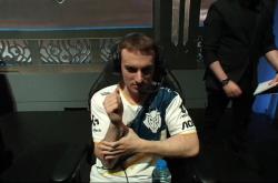 包含Ning爆冷击败SKT，精彩发挥引爆全场！的词条