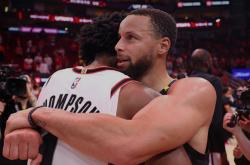 关于库里回归赛场，赛事规则更新首场状态亮眼，热火观众沸腾！的信息